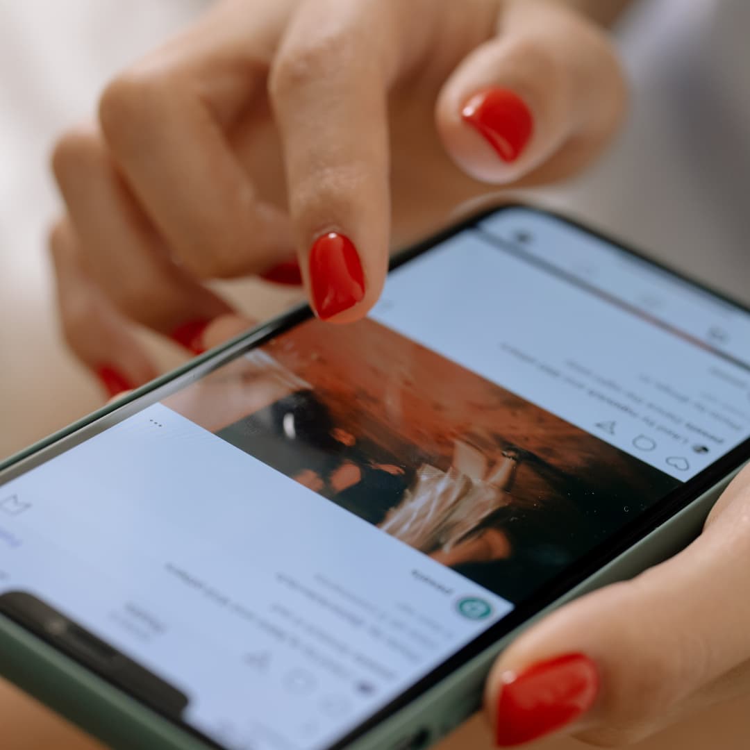 Phone-Scrolling